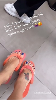 Ece Erken feet photo thumbnail