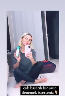 Ece Erken feet photo thumbnail