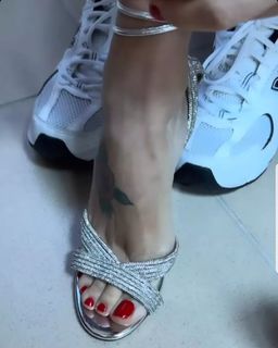 Ece Erken feet photo thumbnail