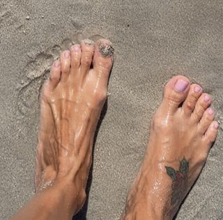 Ece Erken feet photo 2