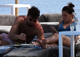 Eda Ece feet photo thumbnail