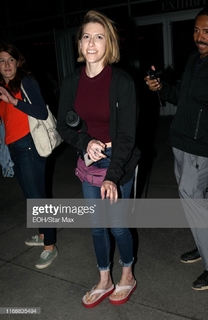 Eden Sher feet photo thumbnail