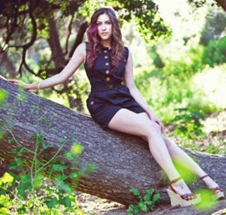 Eden Sher feet photo thumbnail