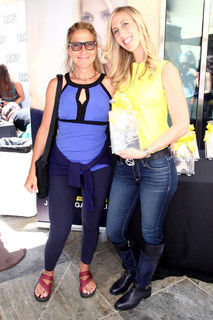 Edie Falco feet photo thumbnail