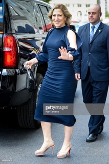 Edie Falco feet photo thumbnail