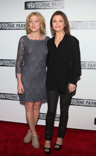 Edie Falco feet photo thumbnail