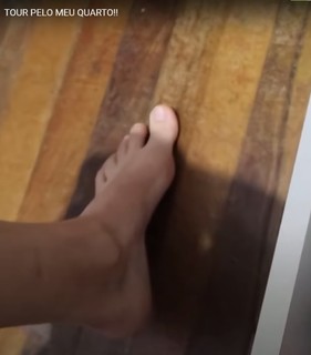 Eduarda Hippier feet photo thumbnail