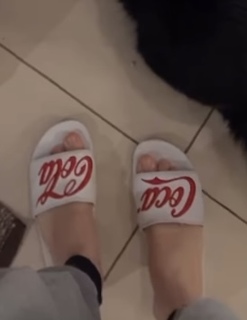 Eduarda Hippier feet photo thumbnail