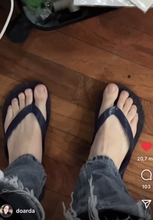 Eduarda Hippier feet photo thumbnail