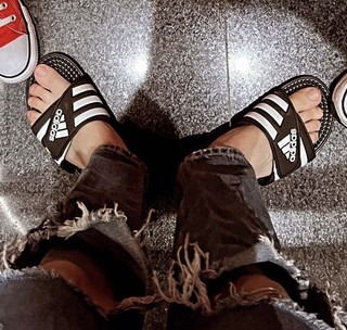 Eduarda Hippier feet photo thumbnail