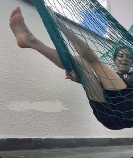 Eduarda Hippier feet photo thumbnail