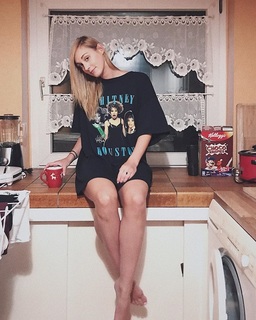 Eefje Depoortere feet photo thumbnail