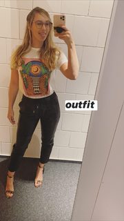 Eefje Depoortere feet photo thumbnail