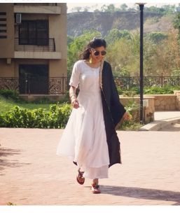 Eisha Singh feet photo 15