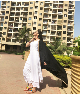 Eisha Singh feet photo 14