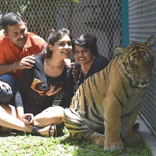 Eisha Singh feet photo 11