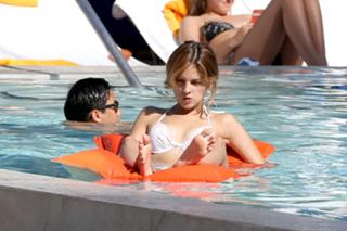 Eiza González feet photo thumbnail