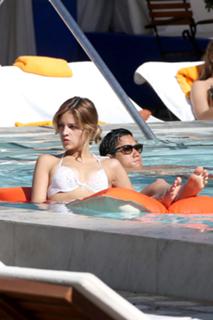 Eiza González feet photo thumbnail
