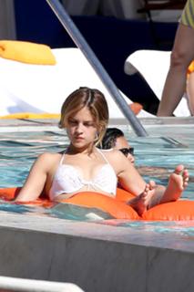 Eiza González feet photo thumbnail