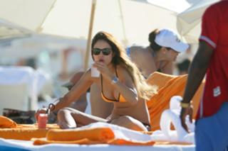 Eiza González feet photo thumbnail