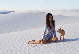 Eiza González feet photo thumbnail