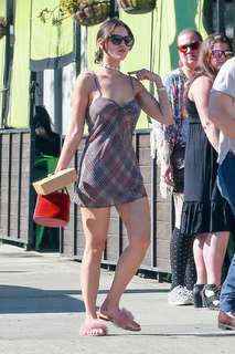 Eiza González feet photo thumbnail