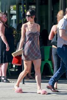 Eiza González feet photo thumbnail