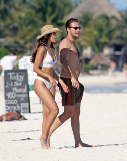 Eiza González feet photo thumbnail