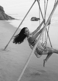 Eiza González feet photo thumbnail