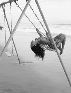 Eiza González feet photo thumbnail