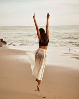 Eiza González feet photo thumbnail