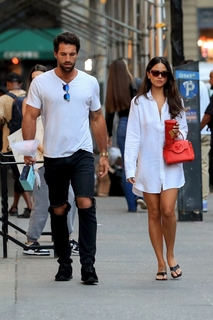 Eiza González feet photo thumbnail