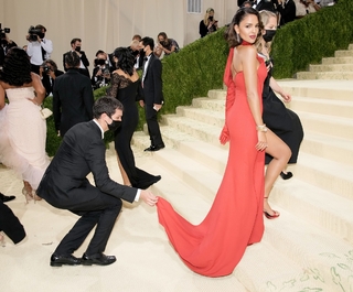 Eiza González feet photo thumbnail