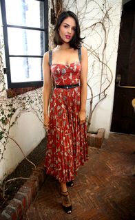 Eiza González feet photo thumbnail