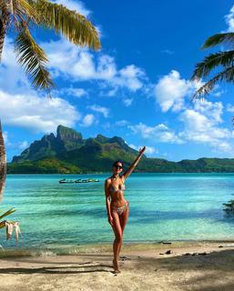 Eiza González feet photo thumbnail