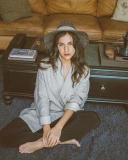 Ela Velden feet photo thumbnail