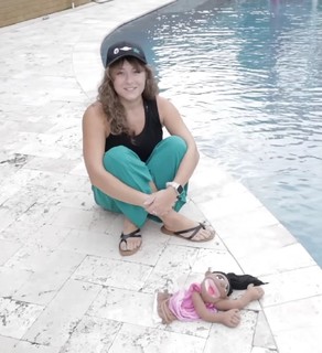 Elaina Keyes feet photo thumbnail