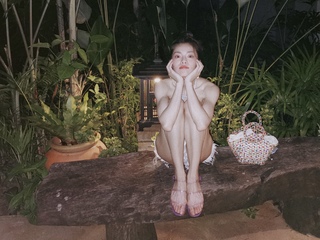 Elaine Zhong feet photo 10