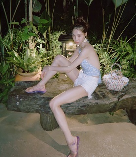 Elaine Zhong feet photo 20