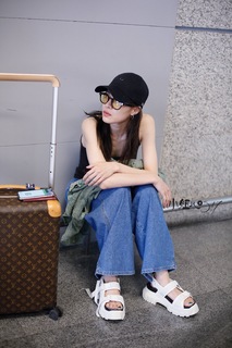 Elaine Zhong feet photo 8