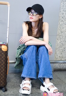Elaine Zhong feet photo 6