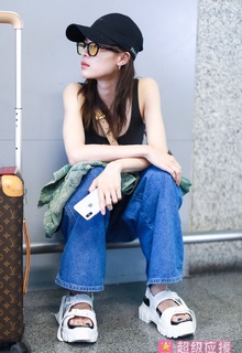 Elaine Zhong feet photo 2