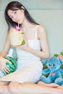 Elaine Zhong feet photo 12