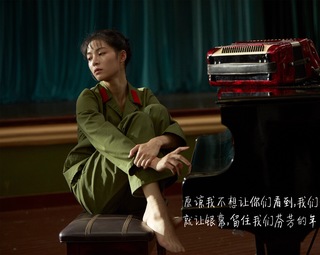 Elaine Zhong feet photo 7