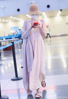 Elaine Zhong feet photo 8