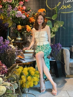 Elaine Zhong feet photo 2