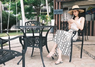 Elaine Zhong feet photo 9
