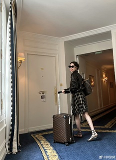 Elaine Zhong feet photo 4