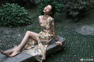 Elaine Zhong feet photo 16