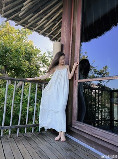Elaine Zhong feet photo 17